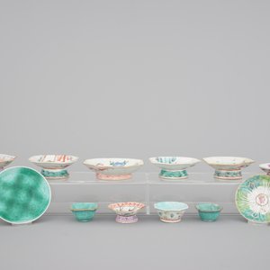 A set of 10 Chinese famille rose porcelain bowls on foot, 2 vases and 2 saucers, 19th C. — photo 2