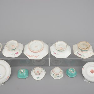 A set of 10 Chinese famille rose porcelain bowls on foot, 2 vases and 2 saucers, 19th C. — photo 3