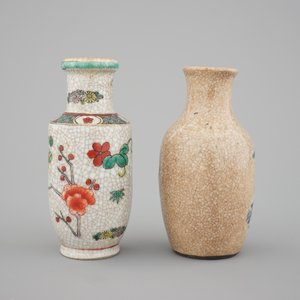 A set of 10 Chinese famille rose porcelain bowls on foot, 2 vases and 2 saucers, 19th C. — photo 5