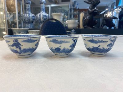 A set of 11 Chinese blue and white 'rabbit hunt' cups and saucers, Qianlong mark, 19th C. — photo 25