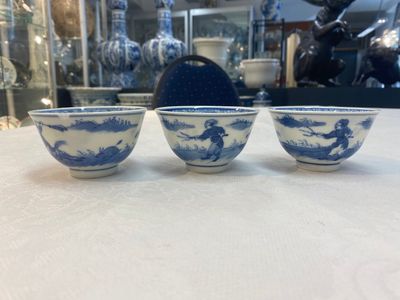 A set of 11 Chinese blue and white 'rabbit hunt' cups and saucers, Qianlong mark, 19th C. — photo 26