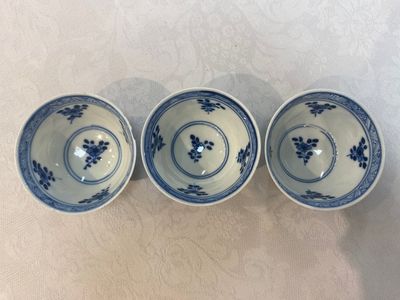 A set of 11 Chinese blue and white 'rabbit hunt' cups and saucers, Qianlong mark, 19th C. — photo 30