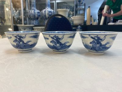 A set of 11 Chinese blue and white 'rabbit hunt' cups and saucers, Qianlong mark, 19th C. — photo 39
