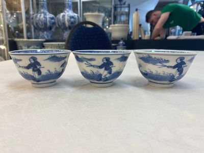 A set of 11 Chinese blue and white 'rabbit hunt' cups and saucers, Qianlong mark, 19th C. — photo 40