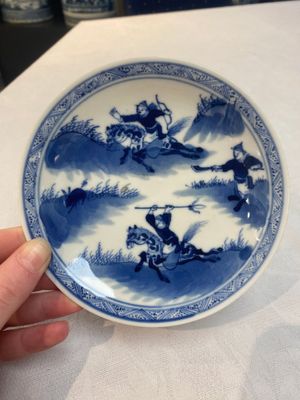 A set of 11 Chinese blue and white 'rabbit hunt' cups and saucers, Qianlong mark, 19th C. — photo 4