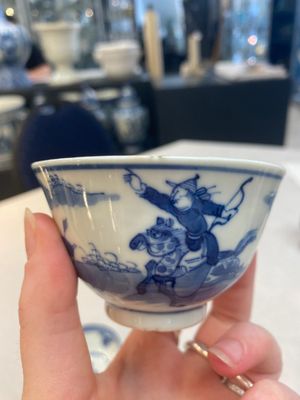 A set of 11 Chinese blue and white 'rabbit hunt' cups and saucers, Qianlong mark, 19th C. — photo 43