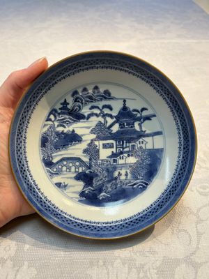 A set of 12 Chinese blue and white 'Landscape' bowls and saucers, Qianlong/Jiaqing — foto 1