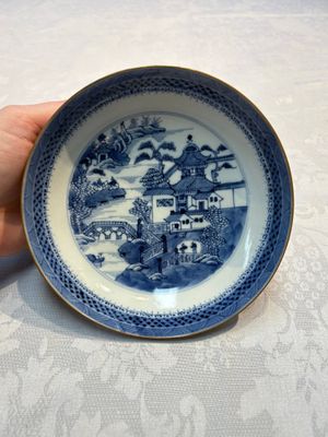 A set of 12 Chinese blue and white 'Landscape' bowls and saucers, Qianlong/Jiaqing — foto 13