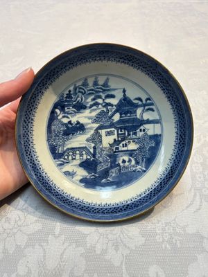 A set of 12 Chinese blue and white 'Landscape' bowls and saucers, Qianlong/Jiaqing — foto 17