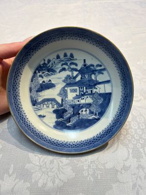 A set of 12 Chinese blue and white 'Landscape' bowls and saucers, Qianlong/Jiaqing — foto 19