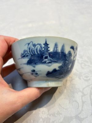 A set of 12 Chinese blue and white 'Landscape' bowls and saucers, Qianlong/Jiaqing — foto 25