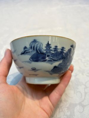 A set of 12 Chinese blue and white 'Landscape' bowls and saucers, Qianlong/Jiaqing — foto 31