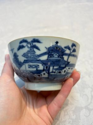 A set of 12 Chinese blue and white 'Landscape' bowls and saucers, Qianlong/Jiaqing — foto 33