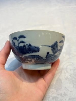 A set of 12 Chinese blue and white 'Landscape' bowls and saucers, Qianlong/Jiaqing — foto 38