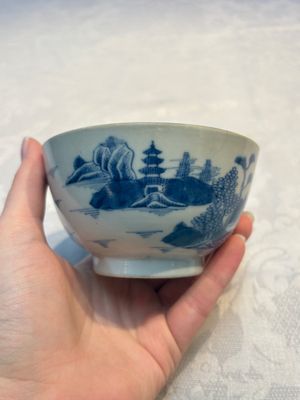 A set of 12 Chinese blue and white 'Landscape' bowls and saucers, Qianlong/Jiaqing — foto 43