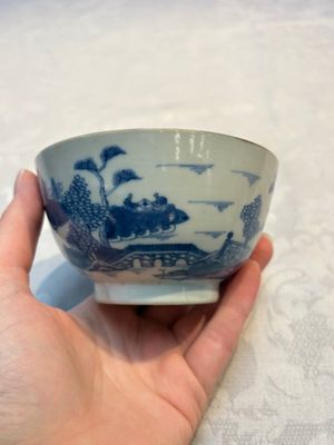 A set of 12 Chinese blue and white 'Landscape' bowls and saucers, Qianlong/Jiaqing — foto 44