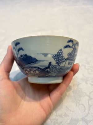 A set of 12 Chinese blue and white 'Landscape' bowls and saucers, Qianlong/Jiaqing — foto 50