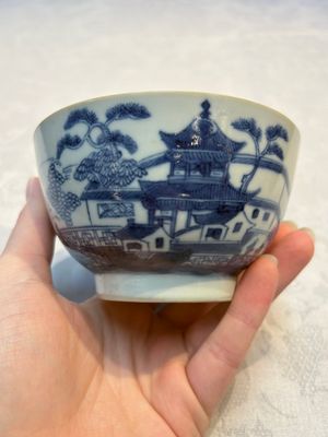A set of 12 Chinese blue and white 'Landscape' bowls and saucers, Qianlong/Jiaqing — foto 57