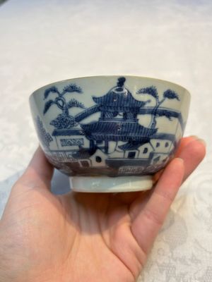 A set of 12 Chinese blue and white 'Landscape' bowls and saucers, Qianlong/Jiaqing — foto 63