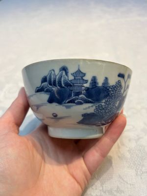 A set of 12 Chinese blue and white 'Landscape' bowls and saucers, Qianlong/Jiaqing — foto 67