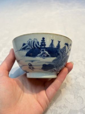 A set of 12 Chinese blue and white 'Landscape' bowls and saucers, Qianlong/Jiaqing — foto 73