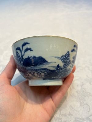A set of 12 Chinese blue and white 'Landscape' bowls and saucers, Qianlong/Jiaqing — foto 74