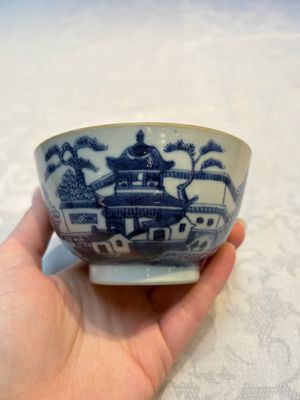 A set of 12 Chinese blue and white 'Landscape' bowls and saucers, Qianlong/Jiaqing — foto 75
