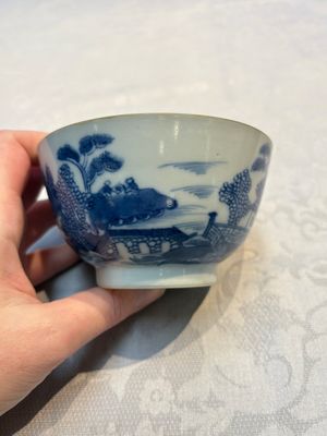 A set of 12 Chinese blue and white 'Landscape' bowls and saucers, Qianlong/Jiaqing — foto 80