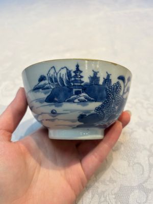 A set of 12 Chinese blue and white 'Landscape' bowls and saucers, Qianlong/Jiaqing — foto 85