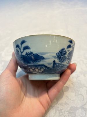 A set of 12 Chinese blue and white 'Landscape' bowls and saucers, Qianlong/Jiaqing — foto 86