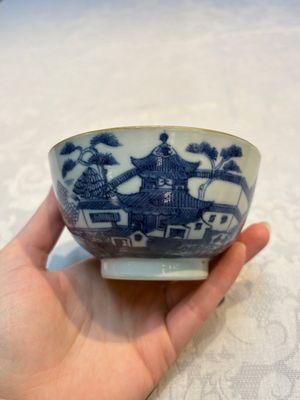 A set of 12 Chinese blue and white 'Landscape' bowls and saucers, Qianlong/Jiaqing — foto 87