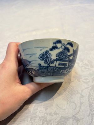 A set of 12 Chinese blue and white 'Landscape' bowls and saucers, Qianlong/Jiaqing — foto 92