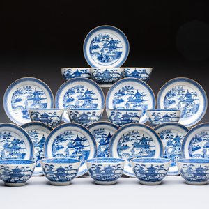A set of 12 Chinese blue and white 'Landscape' bowls and saucers, Qianlong/Jiaqing — foto 1