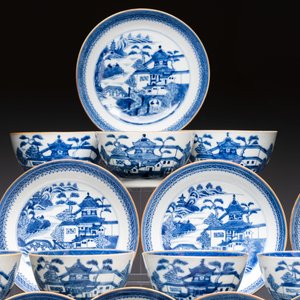 A set of 12 Chinese blue and white 'Landscape' bowls and saucers, Qianlong/Jiaqing — foto 2