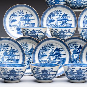 A set of 12 Chinese blue and white 'Landscape' bowls and saucers, Qianlong/Jiaqing — foto 3