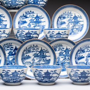 A set of 12 Chinese blue and white 'Landscape' bowls and saucers, Qianlong/Jiaqing — foto 4