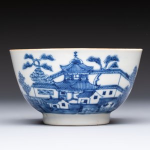 A set of 12 Chinese blue and white 'Landscape' bowls and saucers, Qianlong/Jiaqing — foto 5