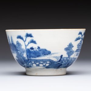 A set of 12 Chinese blue and white 'Landscape' bowls and saucers, Qianlong/Jiaqing — foto 8