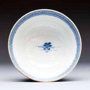 A set of 12 Chinese blue and white 'Landscape' bowls and saucers, Qianlong/Jiaqing — foto 9