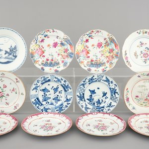 A set of 12 Chinese export porcelain plates, including pseudo tobacco leaf pattern, 18th C. — photo 1