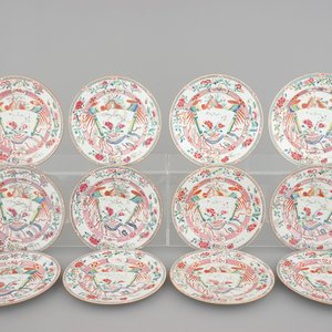 A set of 12 Chinese famille rose export porcelain plates with phoenix with scroll design, Qianlong, 18th C. — 照片 1
