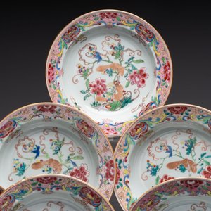 A set of 12 Chinese famille rose plates with squirrels among grapes and peonies, Qianlong — photo 3