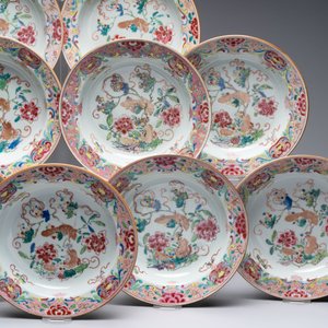A set of 12 Chinese famille rose plates with squirrels among grapes and peonies, Qianlong — photo 5
