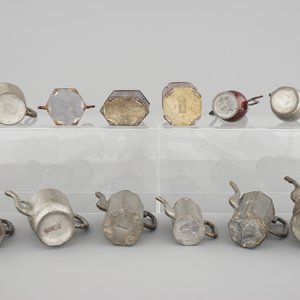 A set of 12 Chinese pewter and brass lidded jugs, tea pots and caddies, 19/20th C. — photo 2