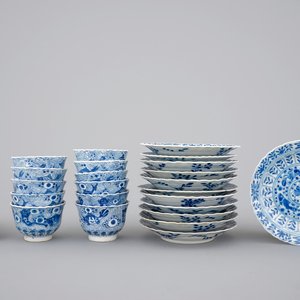 A set of 12 Chinese porcelain blue and white cups and saucers, 19th C — foto 1