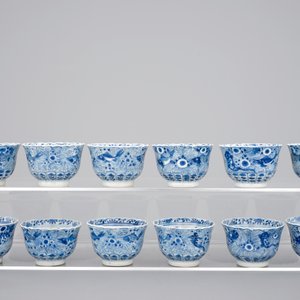 A set of 12 Chinese porcelain blue and white cups and saucers, 19th C — foto 3