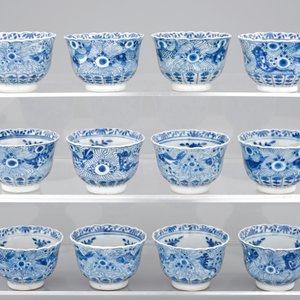 A set of 12 Chinese porcelain blue and white cups and saucers, 19th C — foto 4