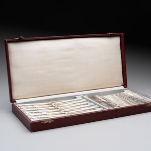 A set of 12 silver dessert forks and dessert knives, 835/000, Wolfers Frères, Brussels, 20th C. — photo 4