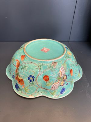 A set of 14 Chinese turquoise-ground famille rose dinner service, Qianglong mark, 19th C. — photo 3