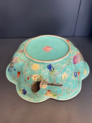 A set of 14 Chinese turquoise-ground famille rose dinner service, Qianglong mark, 19th C. — photo 4